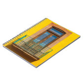 Blaue Holztür auf gelbem Gebäude Notizblock (Linke Seite)