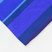 Blaue horizontale Streifen Fleecedecke (Ecke)