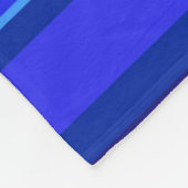 Blaue horizontale Streifen Fleecedecke (Ecke)