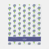 Blaue Hortensie Grüne Vase Küstenmonogramm Fleecedecke (Vorderseite)