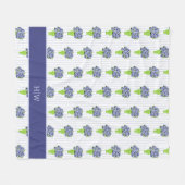 Blaue Hortensie Grüne Vase Küstenmonogramm Fleecedecke (Vorderseite (Horizontal))