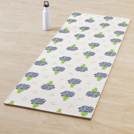 Blaue Hortensie im floralen Muster der grünen Vase Yogamatte