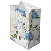 Blaue Hortensien-Blumenmonogramm Mittlere Geschenktüte (Vorderseite Schrägansicht)