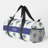 Blaue Hortensien-Küstenblumen-Vase-Monogramm Duffle Bag (Rechte Ecke)
