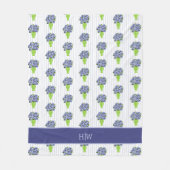 Blaue Hortensien-Küstenblumen-Vase-Monogramm  Fleecedecke (Vorderseite)