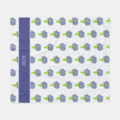 Blaue Hortensien-Küstenblumen-Vase-Monogramm  Fleecedecke (Vorderseite (Horizontal))