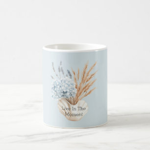 Blaue Hortensien-Lavendelblumen im Vasen Kaffeetasse