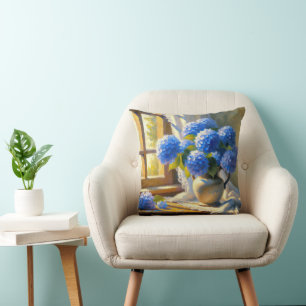 Blaue Hortensienbouquet in einer antiken Kanne Kissen