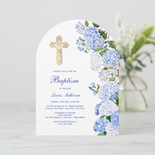 Blaue Hydrangea Arch Taufe Einladung (Stehend Vorderseite)