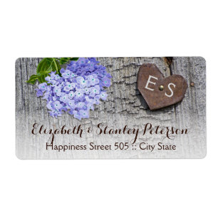 Blaue Hydrangea-Blume und Herz auf Holzhochzeit