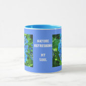 Blaue Hydrangea-Blume und ihre grünen Blätter Tasse (Zentrum)