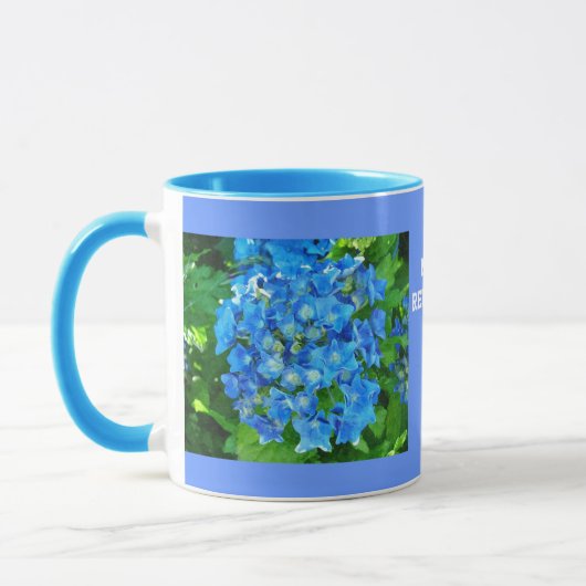 Blaue Hydrangea-Blume und ihre grünen Blätter Tasse (Links)