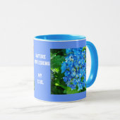 Blaue Hydrangea-Blume und ihre grünen Blätter Tasse (VorderseiteRechts)