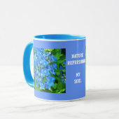 Blaue Hydrangea-Blume und ihre grünen Blätter Tasse (Vorderseite Links)