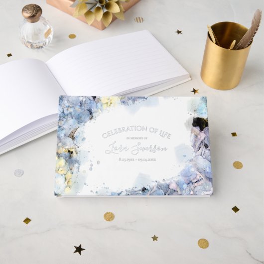 Blaue Hydrangeas-Feier zum Gedenken an das Leben Gästebuch (Vorderseite Offen)