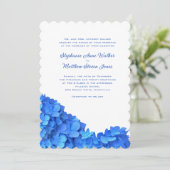 Blaue Hydrangeas-Girlanden-Hochzeits-Einladungen Einladung (Stehend Vorderseite)