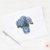 Blaue Hydrangeas in einem Blumenkohl-Keramik Runder Aufkleber (Umschlag)