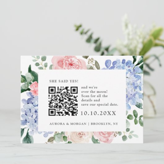 Blaue Hydrangeas Pastellrosa Foto QR-Code Save The Date (Stehend Vorderseite)