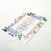 Blaue Hydrangeas Pastellrosa Rosen Hochzeit Folieneinladung (Gedreht)