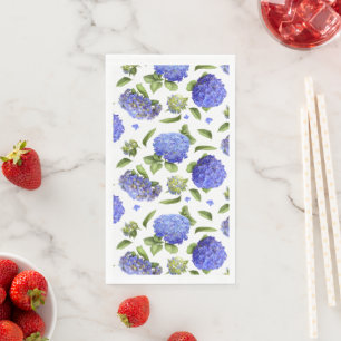 Blaue Hydrangeas über Muster-Blumenpapier Serviette