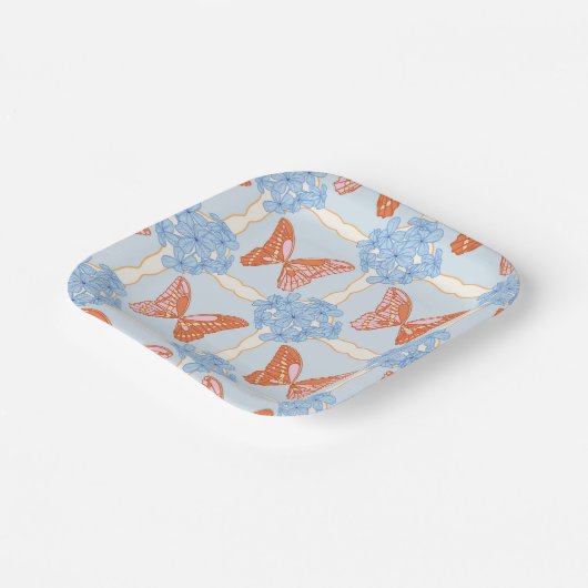 Blaue Hydrangeas und rosa und orangefarbene Schmet Pappteller (Gewinkelt)