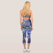 Blaue Indigostreifen, grau, abstrakte geometrische Capri Leggings (Rückseite)