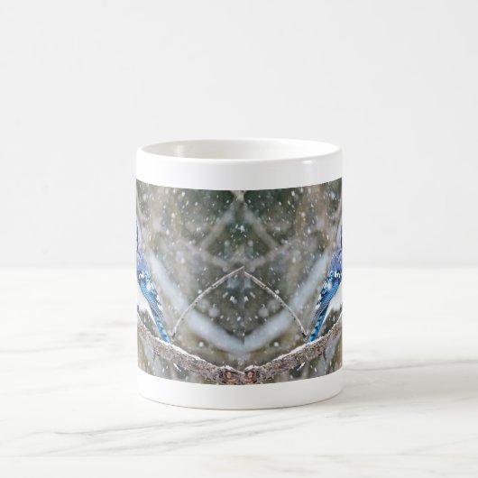 Blaue Jay im Schneesturm Kaffeetasse (Mittel)