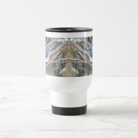 Blaue Jay im Schneesturm Reisebecher (Mittel)