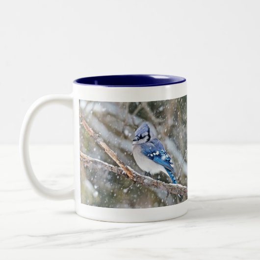 Blaue Jay im Schneesturm Zweifarbige Tasse (Links)