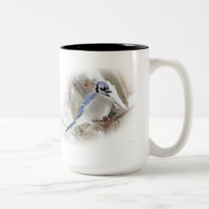 Blaue Jay im Winterschnee Zweifarbige Tasse
