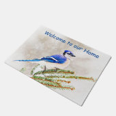 Blaue Jay in einem Kiefernbaum mit Schnee Fußmatte (Schrägansicht)