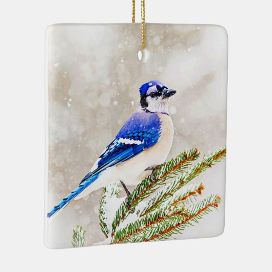 Blaue Jay in einem Kiefernbaum mit Schnee Keramikornament (Rechts)