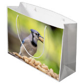 Blaue Jay mit Erdnuss Große Geschenktüte (Rückseite Schrägansicht)