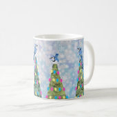 blaue Jay und Weihnachtsbäume Kaffeetasse (VorderseiteRechts)