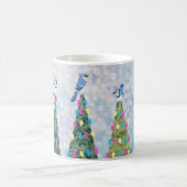 blaue Jay und Weihnachtsbäume Kaffeetasse (Mittel)