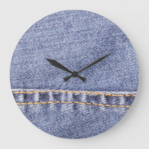 Blaue Jeans: detaillierte Nähtextur. Große Wanduhr