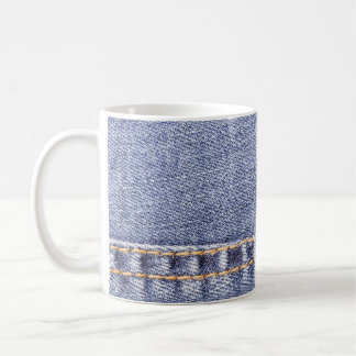 Blaue Jeans: detaillierte Nähtextur. Kaffeetasse