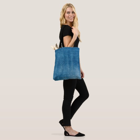 Blaue Jeans nahe sich. Blauer Denim Jean Tasche (Am Model)