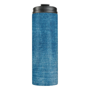 Blaue Jeans nahe sich. Blauer Denim Jean Thermosbecher