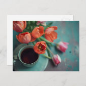 Blaue Kaffeetasse umringt von bunten Tulpen Postkarte (Vorne/Hinten)
