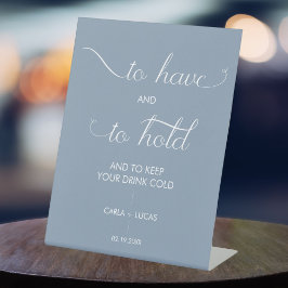 Blaue Kalligrafie-Hochzeit haben und halten Sockelschild