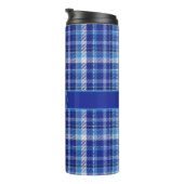 Blaue Karierte Monogramm-Thermaltumbler Thermosbecher (Nach rechts gedreht)