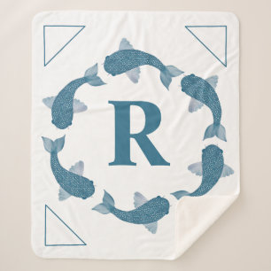 Blaue Koi-Fische, die ein Monogramm umkreisen Sherpadecke