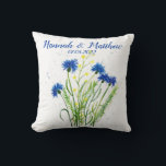 Blaue Kornblumen Blumen Aquarell hübsch Hochzeit Kissen<br><div class="desc">Hochzeit,  Braut und Bräutigam. Hübsche blaue Kornblumen Aquarellmalerei der britischen Künstlerin Monika Howarth. Handgemalte Kunstwerke. Naturbild. Landschaftliche Blume werfen Kissen. Ideal für Mama,  Ehefrau,  Oma. Personalisieren Sie es mit Ihren Namen und Datum.</div>