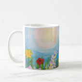 Blaue Kornblumen in einer Wiese von Wildblumen Kaffeetasse (Links)