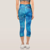Blaue kosmische leuchtende Abstraktion Capri Leggings (Rückseite)
