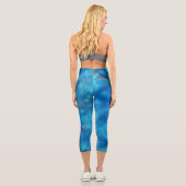 Blaue kosmische leuchtende Abstraktion Capri Leggings (Rückseite)