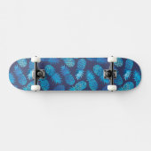 Blaue Krawatten-Ananas Skateboard (Horizontal)