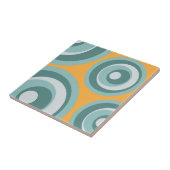 Blaue Kreisel im Retrostil auf gelbem Hintergrund Fliese (Seite)