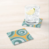 Blaue Kreisel im Retrostil auf gelbem Hintergrund Rechteckiger Pappuntersetzer (Vor Ort)